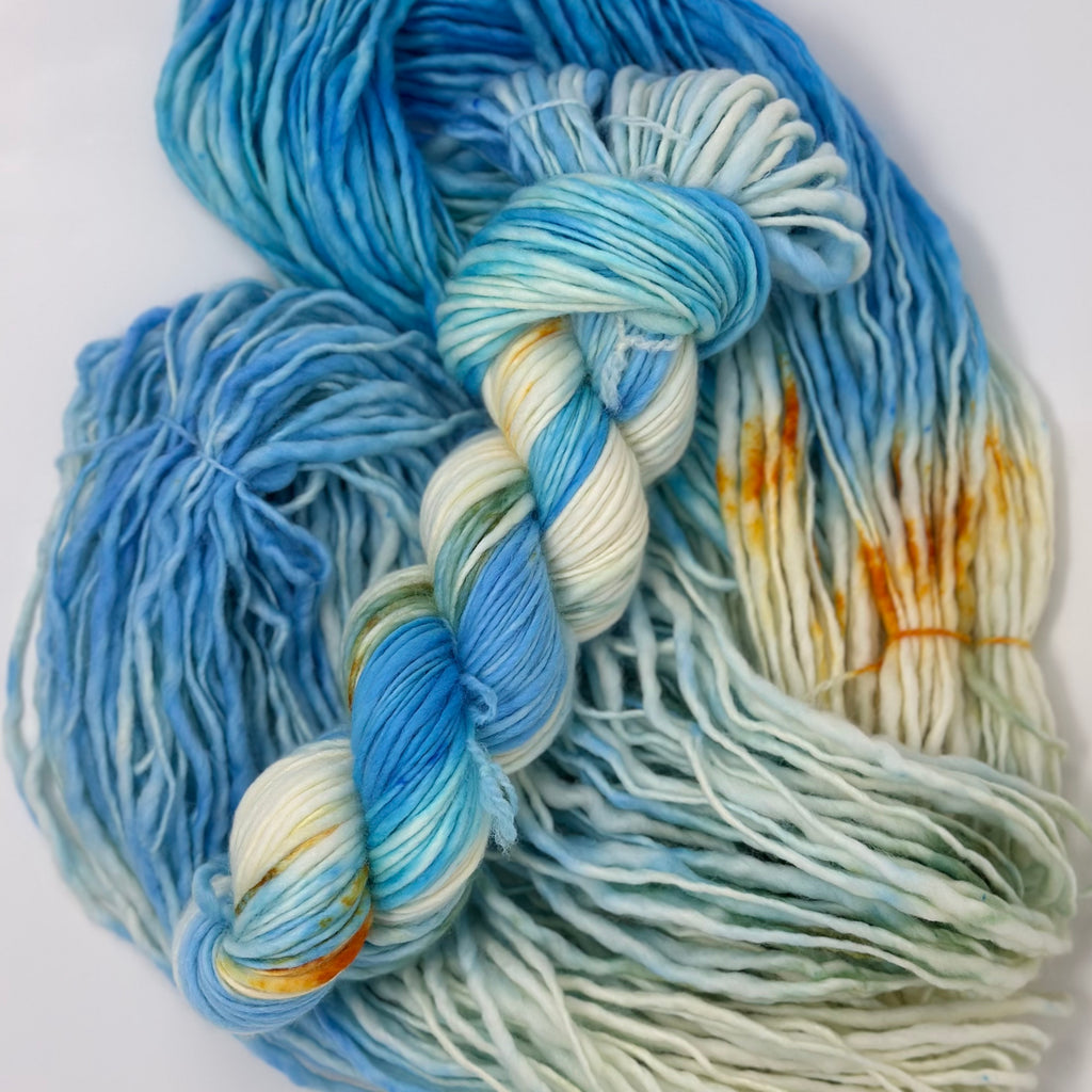 Superwash Bulky yarn in Lakefront Sunrise