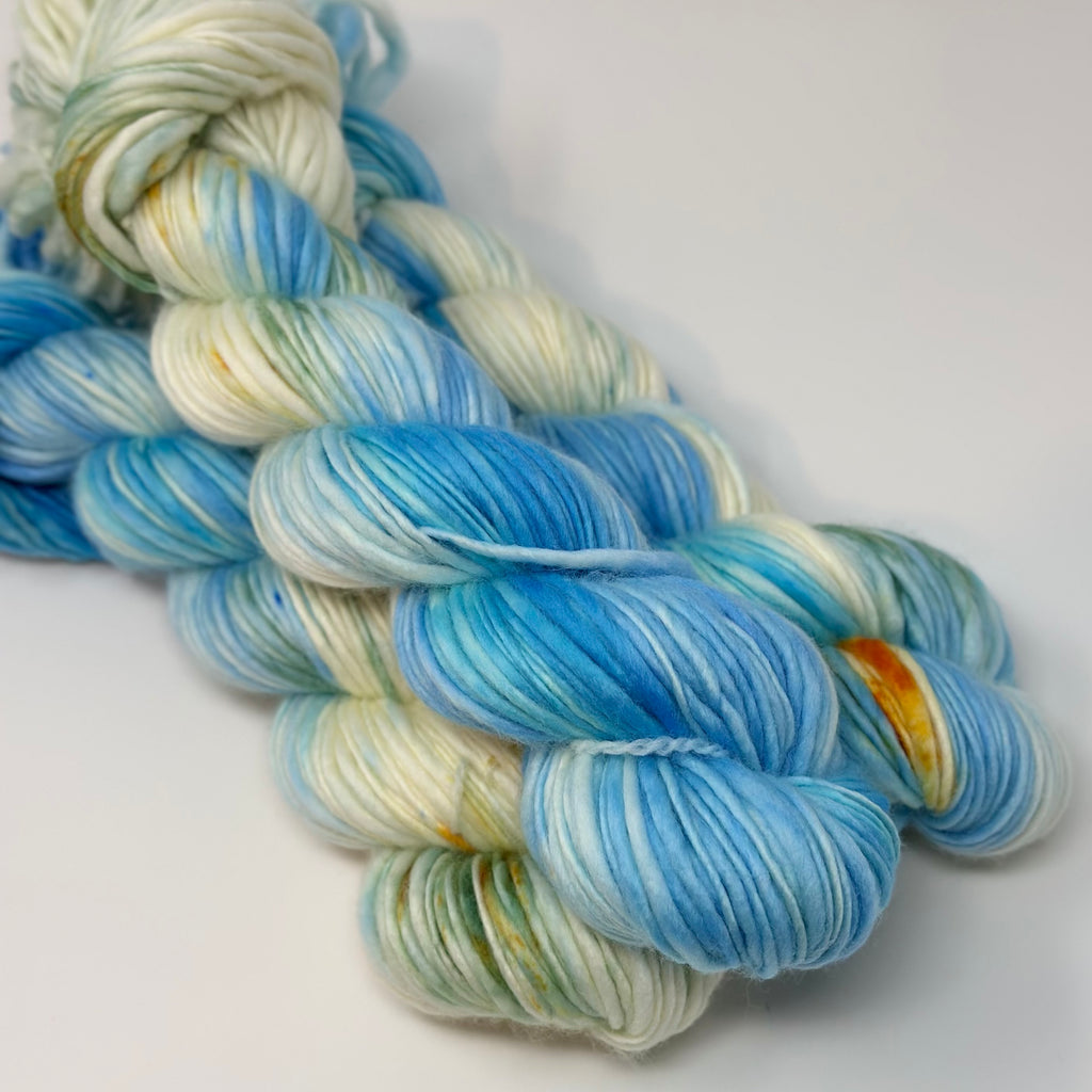 Superwash Bulky yarn in Lakefront Sunrise