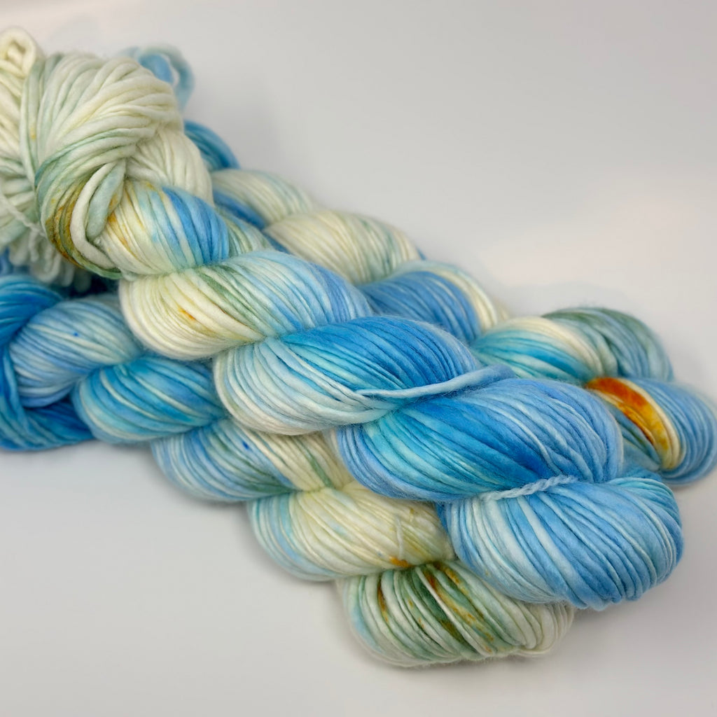Superwash Bulky yarn in Lakefront Sunrise